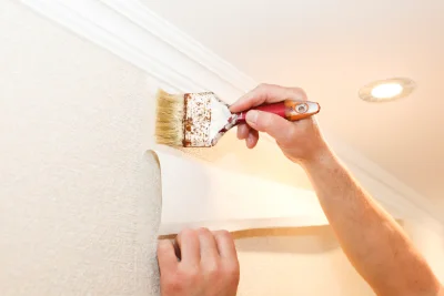 Pose de papier peint à Plougonver — revêtements muraux et toiles de verre